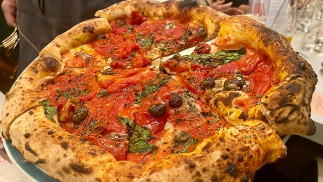 Pizza di Modus Pizzeria Milano servita nella serata per la cucina italiana patrimonio UNESCO