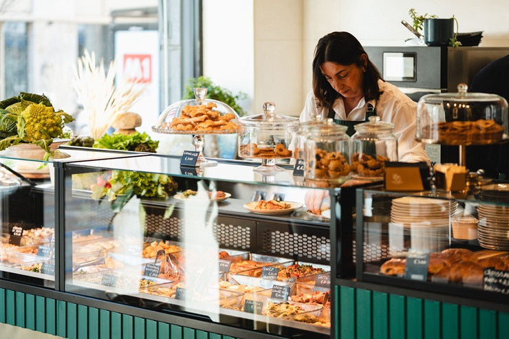Il banco di Modus Gastronomia con gastronomia pronta e dolci in vetrina