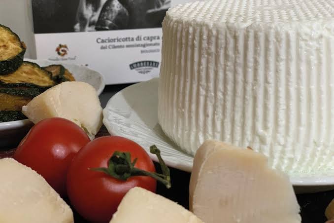 Formaggio di capra su tagliere