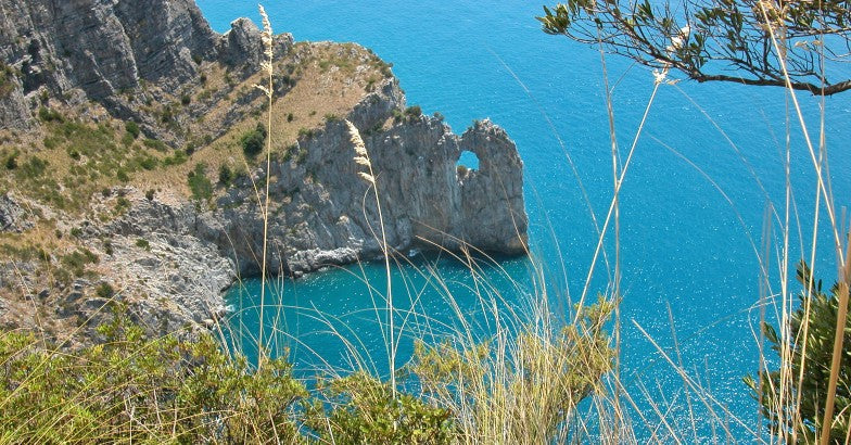 Costa rocciosa e mare azzurro di Capo Palinuro