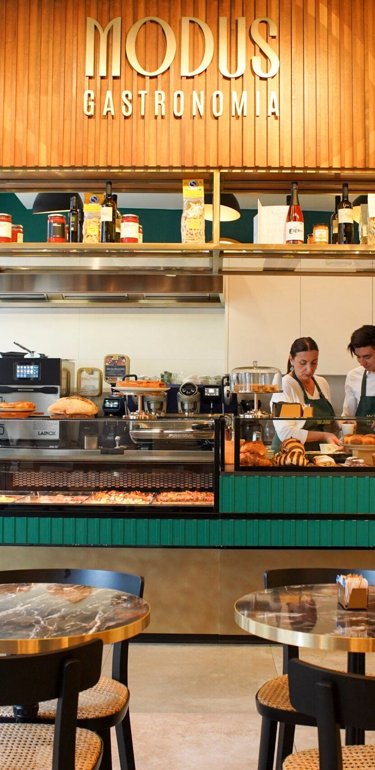 Gastronomia Modus con bancone, cucina a vista e tavoli