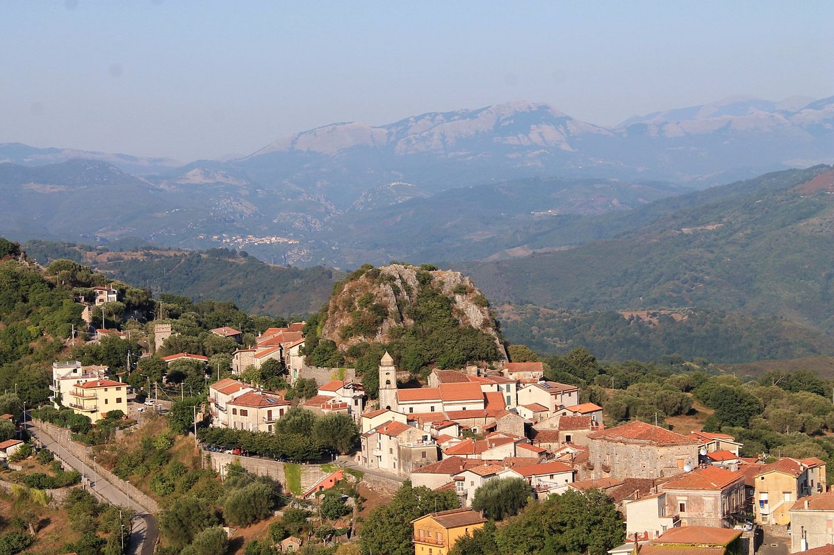 Paese sulla collina tra le montagne