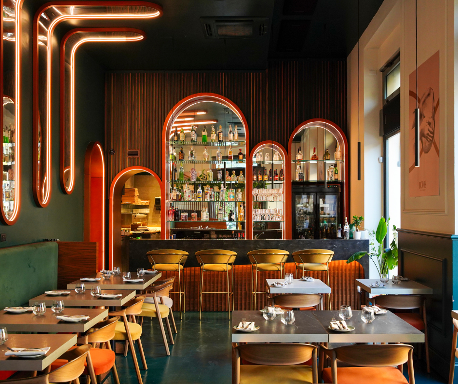 Sala di Modus con tavoli, bancone del bar e luci a tubo