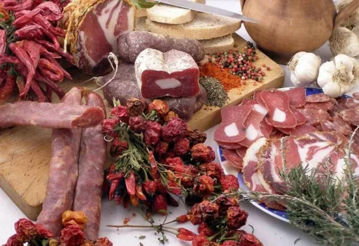 Salumi assortiti con peperoncini rossi e aglio
