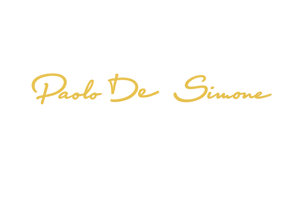 Scritta dorata Paolo De Simone su sfondo chiaro